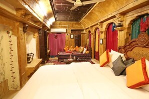 20 bedrooms, soundproofing, rollaway beds, free WiFi - Desert Haveli (Jaisalmer)