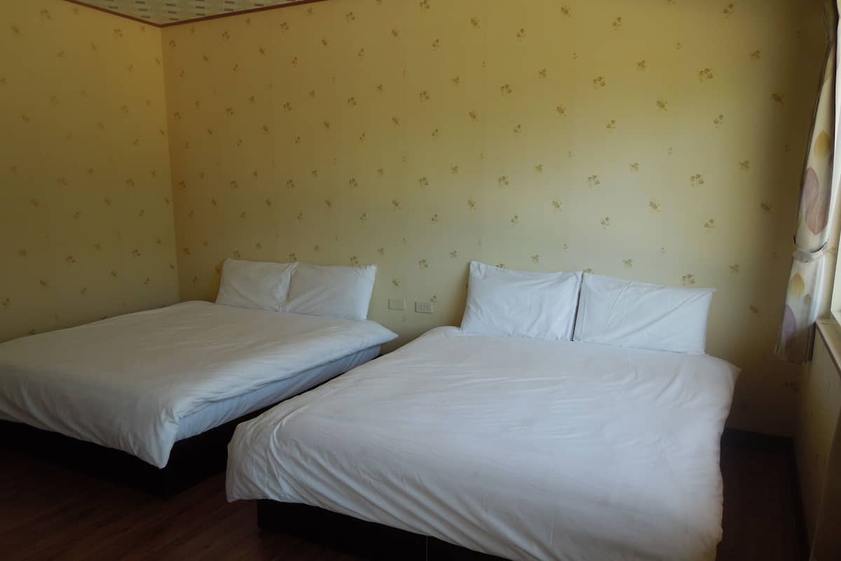 Habitación cuádruple clásica, para no fumadores | Wifi gratis y ropa de cama