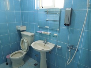 Habitación cuádruple clásica, para no fumadores | Baño | Regadera, amenidades de baño gratuitas, secadora de cabello, toallas
