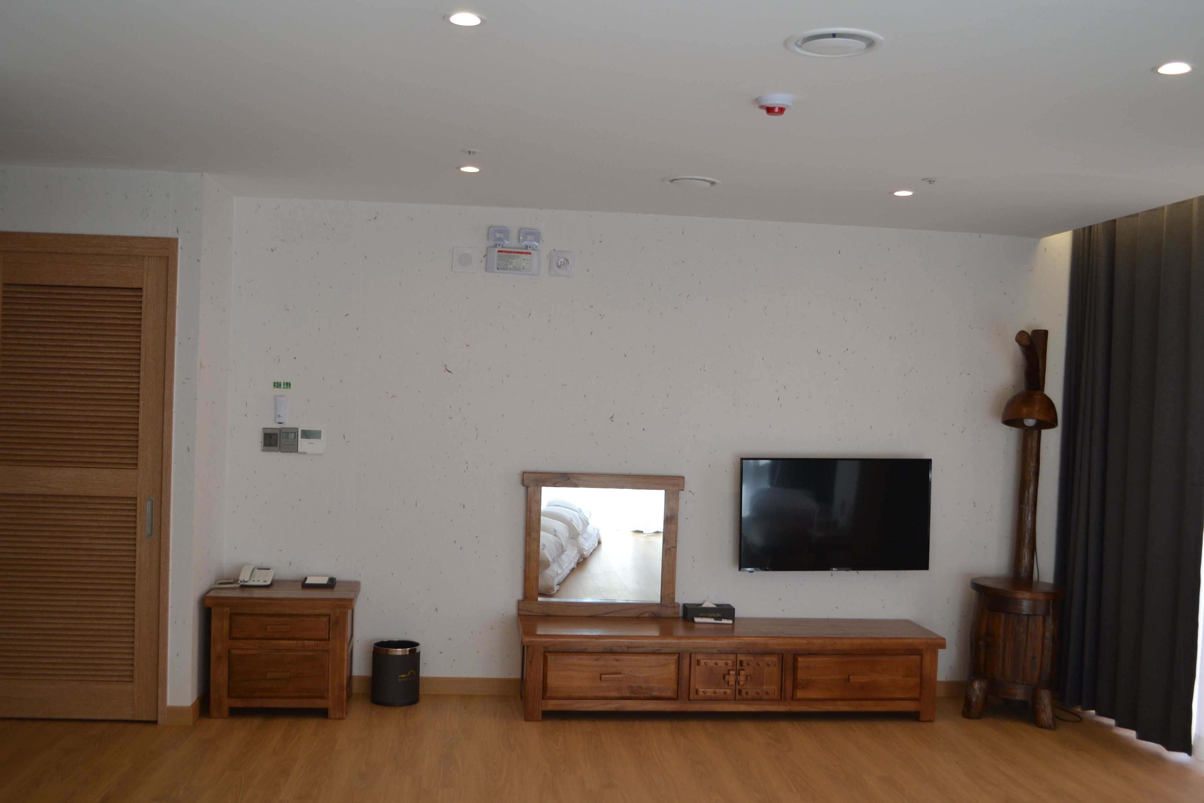 traditional room (ondol, include 2pax,pay extra on spot) | desk, blackout curtains, free wifi