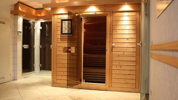 A wooden interior hallway with a sauna room. - Hotel Rodewisch (Rodewisch)