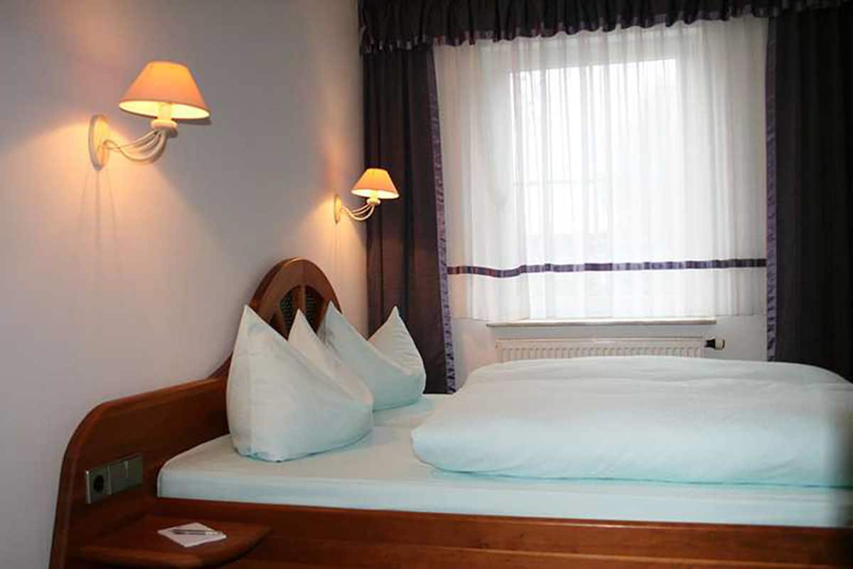 single room | individually decorated, individually furnished, desk, blackout curtains