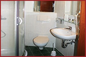 Chambre simple | Salle de bain | Pantoufles, serviettes fournies