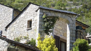 Toetasjesleilighet, 2 soverom | Barnesenger (inkludert), wi-fi (inkludert) og sengetøy