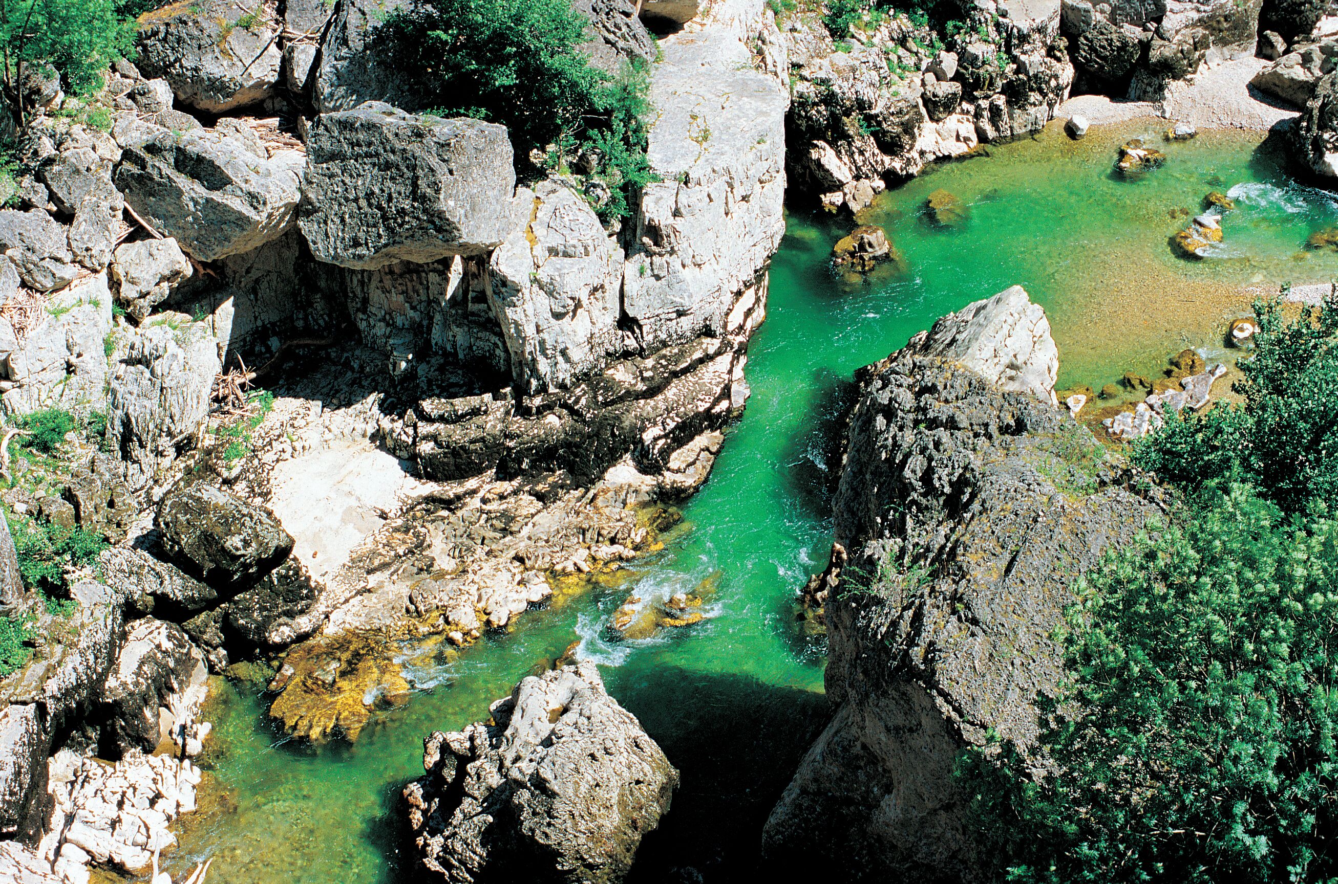 Un paysage rocheux naturel, traversé par un ruisseau aux eaux claires.