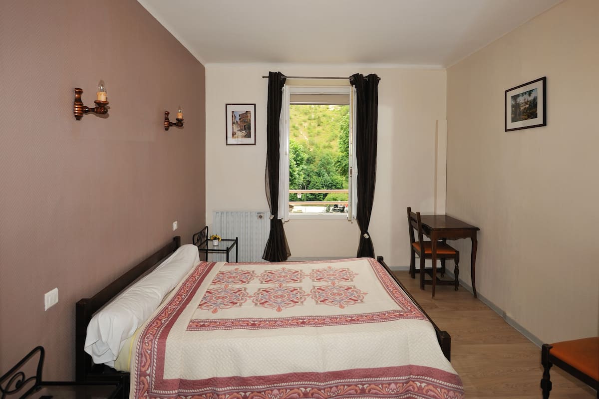 Chambre Double, 1 lit double | Lits bébé (gratuits), Wi-Fi gratuit, draps fournis