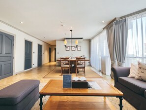 2 Bedrooms Executive Suite | 2 dormitorios, caja fuerte, escritorio y cortinas opacas
