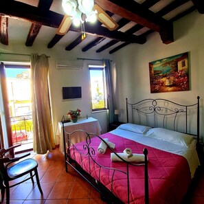 Individually decorated, individually furnished, desk, soundproofing - Due Passi dal Centro (Marsala)