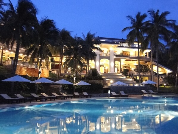 สระว่ายน้ำกลางแจ้ง