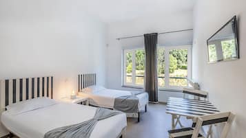 Twin Room, Private Bathroom | Free WiFi, bed sheets, wheelchair access