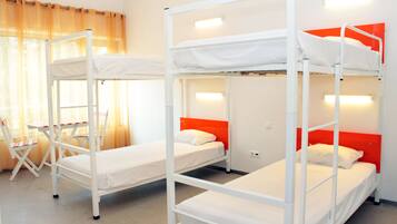 Camera quadrupla, per sole donne, bagno condiviso | Wi-Fi gratuito, lenzuola, accesso in sedia a rotelle