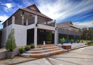 Interior entrance - Akantuka Homestay (Makham)