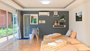 Escritorio, cortinas blackout, wifi gratis y ropa de cama