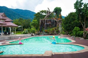 Outdoor pool - Akantuka Homestay (Makham)