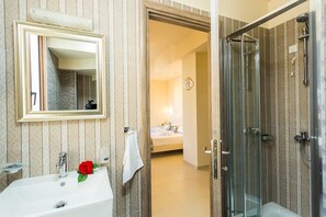 Junior Suite, Balcony, City View (1) | Bathroom | Shower, rainfall showerhead, free toiletries, hair dryer - Polyxenia Suites (Rethymno)