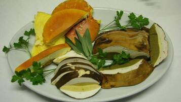 Un plato con vegetales y hierbas cortadas.