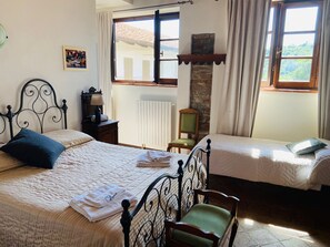 Triple Room | Desk, rollaway beds, free WiFi, wheelchair access - Agriturist Rupestr (Canelli)