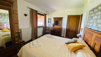Kamer, 1 twee- of 2 eenpersoonsbedden | Een bureau, extra bedden (toeslag), gratis wifi, rolstoeltoegang