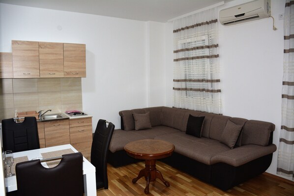 Suite, 1 Bedroom | Living area