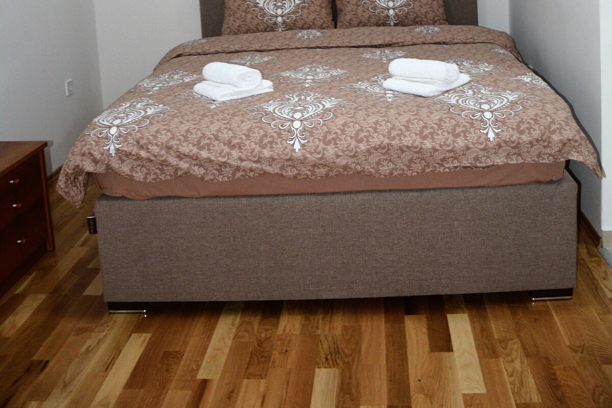 Studio | Cribs (free), WiFi (free), bed sheets