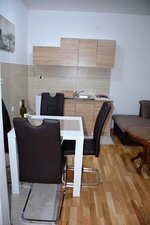 Suite, 1 Bedroom | Living area