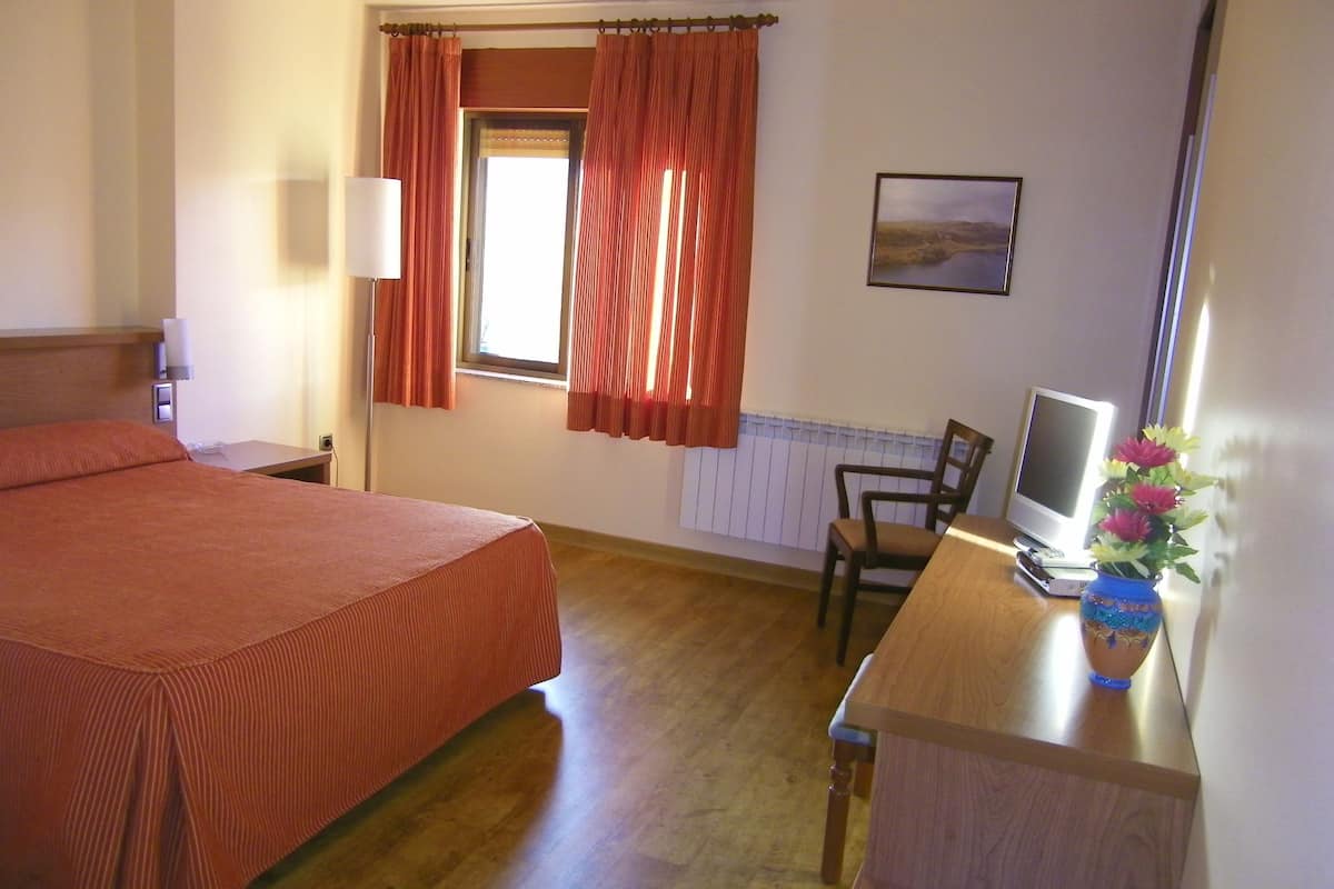Een kluis op de kamer, een bureau, verduisterende gordijnen