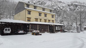 Un hotel con un letrero que dice "HOTEL DON PEPE" y un letrero de bar y restaurante.