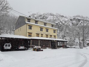 Vista frontal de la propiedad