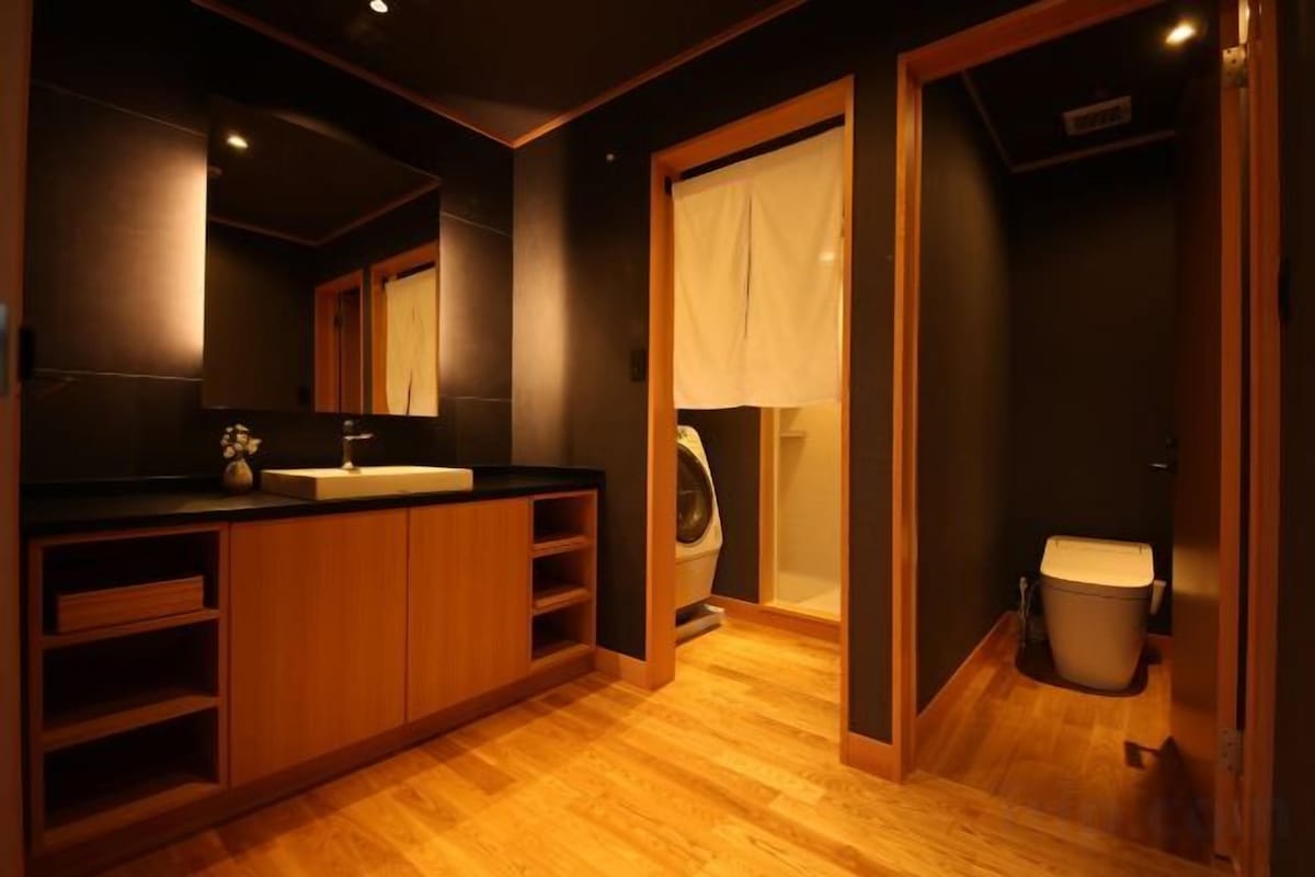 Badkamer | Een douche, gratis toiletartikelen, een haardroger, pantoffels