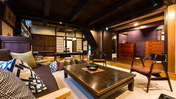 Traditional House, Garden View | Lobby sitting area