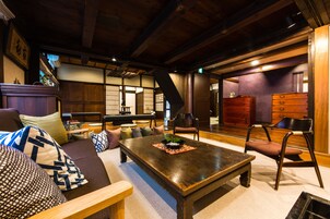 Traditional House, Garden View | Lobby sitting area