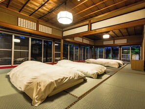 Habitación tradicional, baño privado | Edredón, wifi gratis y ropa de cama 