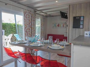 Comfort chalet | Woonruimte | Flatscreentelevisie en een tafeltennistafel