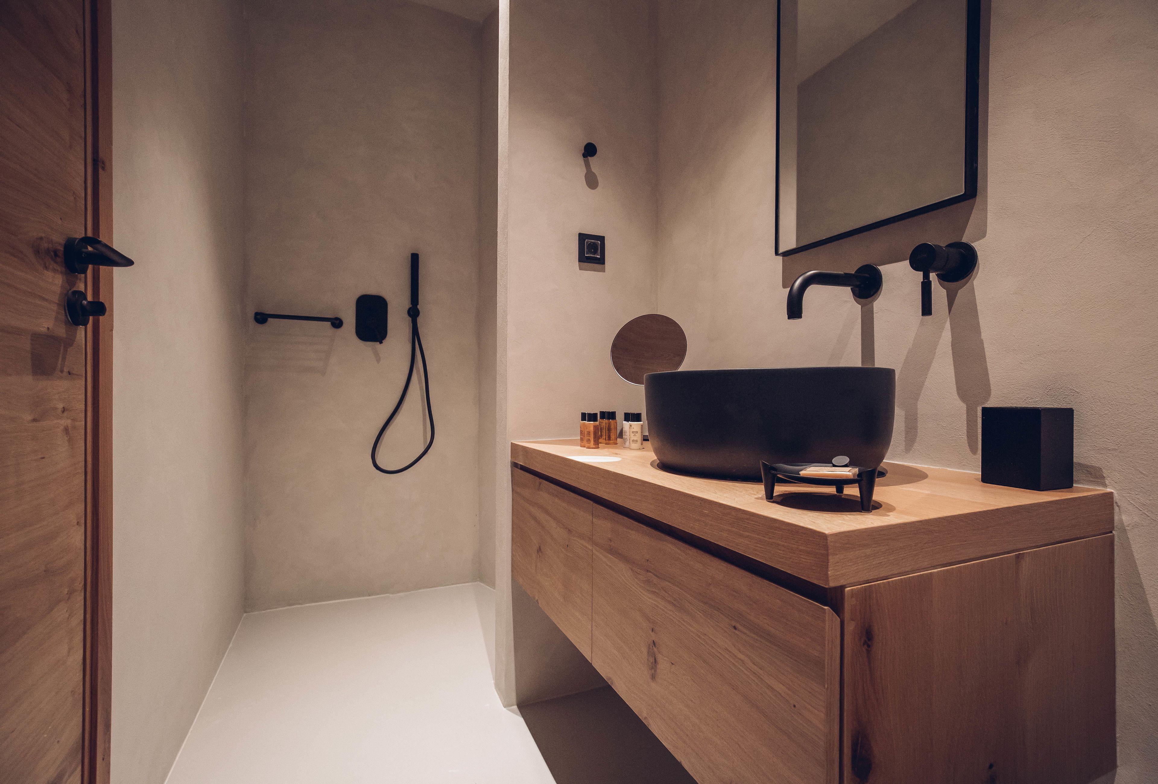 rainfall showerhead, free toiletries, hair dryer, slippers