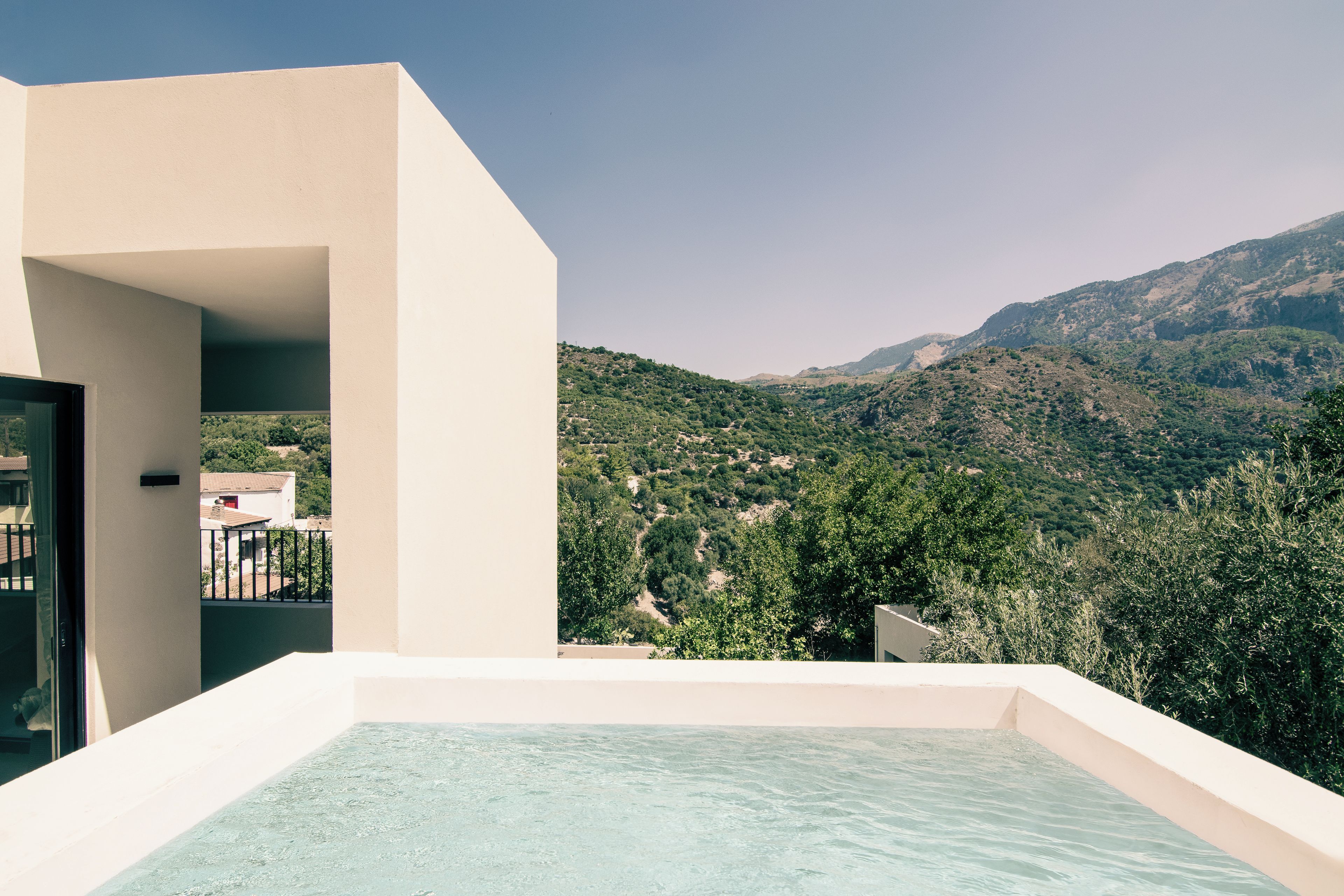 Un bâtiment moderne offrant une vue dégagée sur un paysage montagneux.