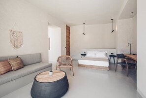 Senior Retreat with private pool & olive farm view | 高档床上用品、迷你吧、客房内保险箱、特色装修