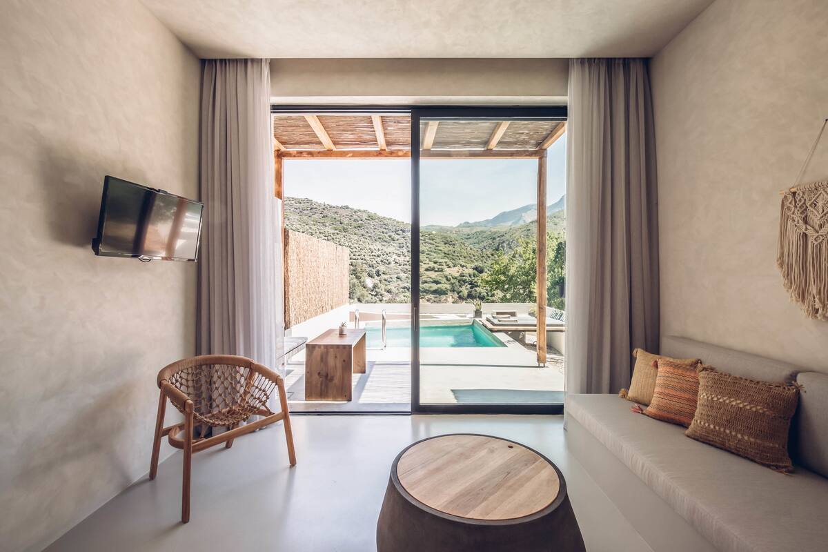 Ropa de cama de alta calidad y minibar 