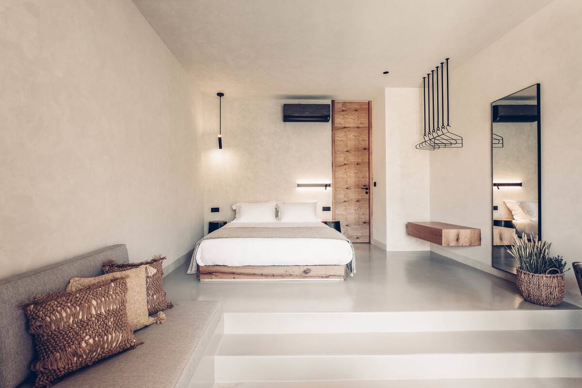 Junior Retreat with private pool & mountain view | Ropa de cama de alta calidad y minibar 