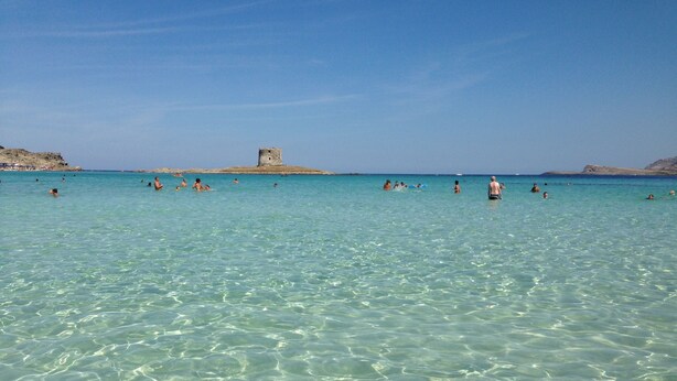 A clear turquoise sea with people swimming and sunbathing. - Stintino Country Paradise (Stintino)