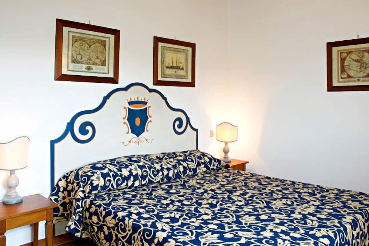 1 bedroom, bed sheets