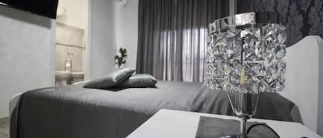 Habitación doble Deluxe | 1 habitación, escritorio, wifi gratis y ropa de cama