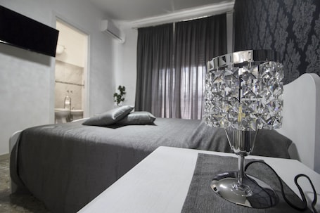 Deluxe Double Room | 1 bedroom, desk, free WiFi, bed sheets. B&B Arena