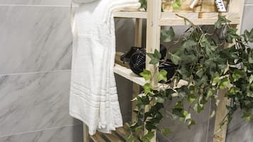 Chambre Double Deluxe | Salle de bain | Douche, douche à « effet pluie », articles de toilette gratuits