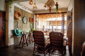 Eenvoudige slaapzaal, langs het strand | Interieur