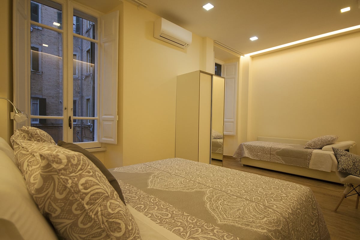 Deluxe driepersoonskamer, meerdere bedden | Luxe beddengoed, een minibar, een kluis op de kamer, een bureau