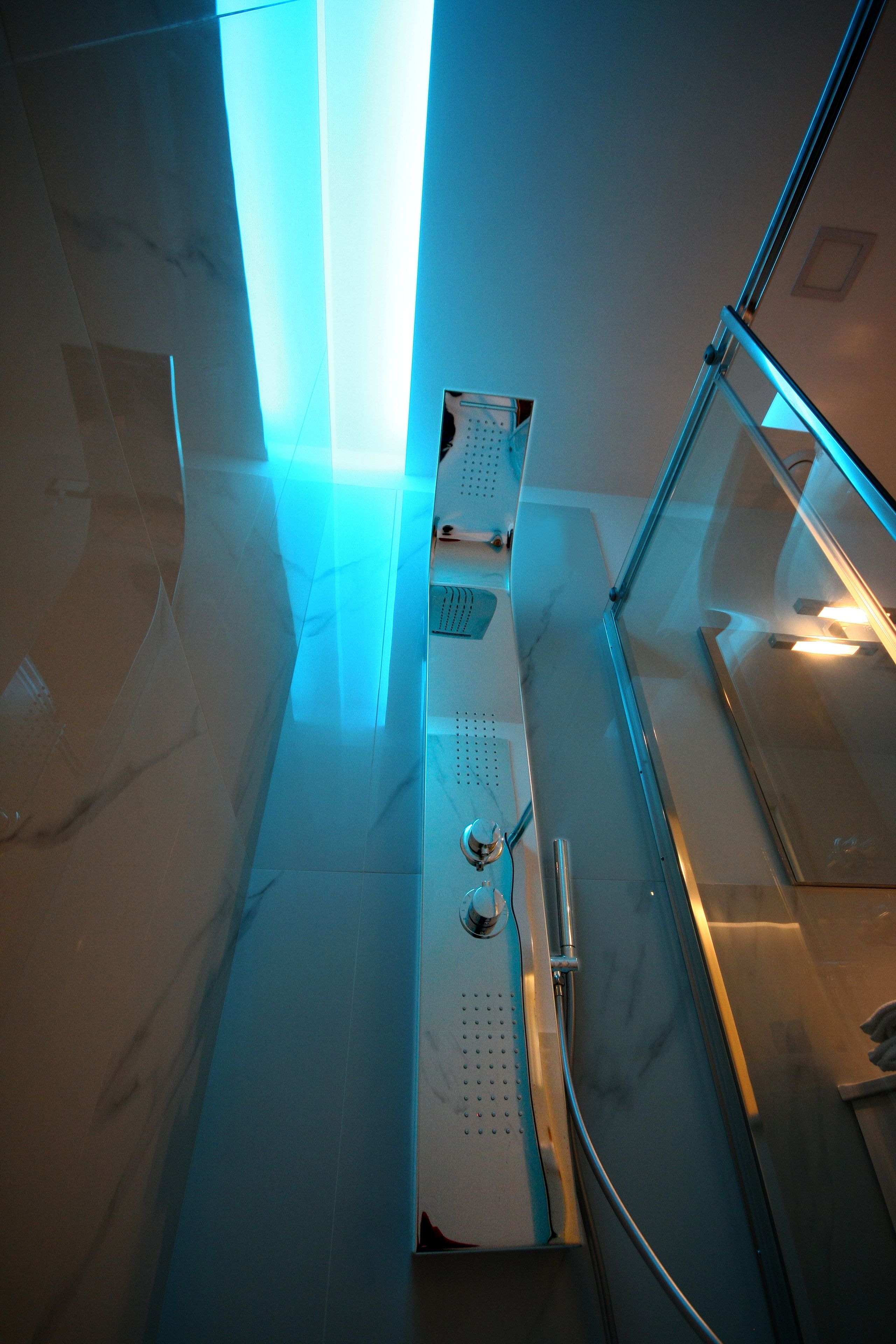 Shower, hydromassage showerhead, free toiletries, hair dryer