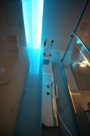 Dusche, Hydromassagedusche, kostenlose Toilettenartikel, Haartrockner