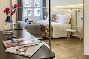 Roupas de cama premium, frigobar, cofres nos quartos, escrivaninha
