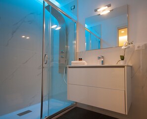 ห้องแฟมิลี่ | ห้องน้ำ | ฝักบัว, ฝักบัวนวดด้วยพลังน้ำ, ของใช้ในห้องน้ำฟรี, ไดร์เป่าผม