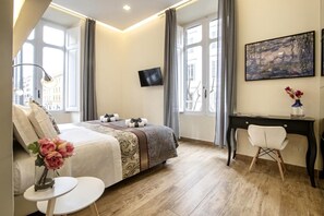 Roupas de cama premium, frigobar, cofres nos quartos, escrivaninha